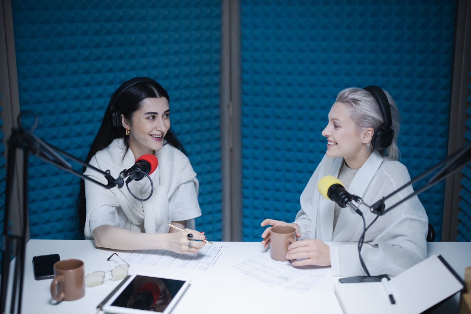 Profissional se preparando para uma entrevista em estúdio